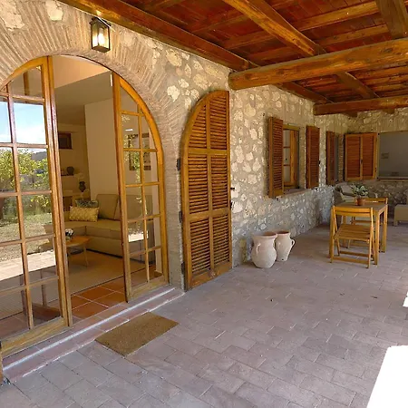 Scappo In Umbria, Casale Di Campagna