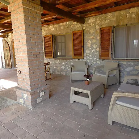 Scappo In Umbria, Casale Di Campagna * Vigne